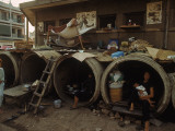 Refugees Living in Sewer Pipes Near Central Market Premium fotografisk trykk av Larry Burrows