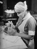 Nurse with Premature Baby Lámina fotográfica de primera calidad por Hansel Mieth Nurse with Premature Baby Lámina fotográfica de primera calidad por Hansel Mieth