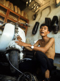 South Vietnamese Shop Owner Von Dien Premium fotografisk trykk av Larry Burrows