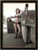 50's Pin-Up Girl Lámina giclée enmarcada por David Perry