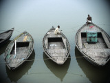 Boats on Ganges River , Varanasi, India Fotografie-Druck von Ami Vitale