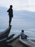 Silhouette of Man and Boy on Beach, Chennai (Madras), India Fotografie-Druck von Ami Vitale