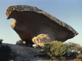 Low Angle View of a Roccia Del Fungo Rock, Sardinia, Italy Fotografisk trykk av W. Buss Low Angle View of a Roccia Del Fungo Rock, Sardinia, Italy Fotografisk trykk av W. Buss
