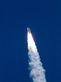The Booster Rockets Leave a Trail of Smoke in the Sky as They Thrust the Space Shuttle Challenger I Fotografisk trykk av Jeff Foott