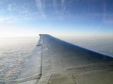 Airplane's Wing Above the Clouds Fotografisk trykk av Johan Bergmark Airplane's Wing Above the Clouds Fotografisk trykk av Johan Bergmark