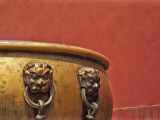 China, Beijing, Forbidden City, Giant Bronze Jar with Red Wall Fotografie-Druck von Keren Su