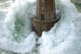 Fyr i stormen, la Jument (Phares dans la Tempete, la Jument) Posters av Jean Guichard Fyr i stormen, la Jument (Phares dans la Tempete, la Jument) Posters av Jean Guichard