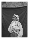 [Le groupe folklorique de Lagny-sur-Marne, "La brie". Femme en costume traditionnel] Reproduction procédé giclée