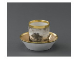 Tasse et soucoupe à chocolat : fond beige et décor de paysage lacustre en grisaille Lámina giclée