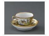 Tasse et soucoupe à chocolat : paysage polychrome et scène en grisaille Lámina giclée