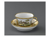 Tasse et soucoupe à chocolat : paysage polychrome et scène en grisaille Lámina giclée