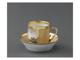 Tasse et soucoupe à chocolat : fond beige et décor de paysage lacustre en grisaille Lámina giclée