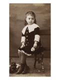 Petite fille assise sur un tabouret Reproduction procédé giclée par et Cie Hermann