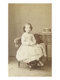 Petite fille assise sur une chaise Giclee-trykk av et Bertall Bayard