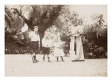 Mme Salles et ses 3 enfants dans le jardin de la villa Salles à Beaulieu reproduction procédé giclée