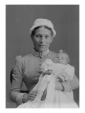 Portrait de femme avec un bébé dans les bras Giclee Print