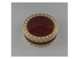 Boîte ronde à décor de perle sur la bordure, émaillée rouge Giclee Print