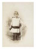 Robert Salles en robe, enfant, debout en pied Reproduction procédé giclée par et Cie Hermann