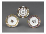 Ensemble de trois assiettes, décorées d'oiseaux Giclée-Druck von Henri-François Vincent
