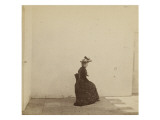 Femme assise, de profil dans une cour aux murs blancs Giclée-tryk af Gustave Eiffel Femme assise, de profil dans une cour aux murs blancs Giclée-tryk af Gustave Eiffel
