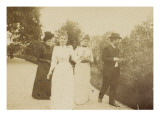 Valentine Eiffel, Claire Salles et un couple dans le jardin de Sèvres Lámina giclée por Gustave Eiffel