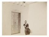 Femme lisant dans une cour aux murs blancs Reproduction procédé giclée par Gustave Eiffel