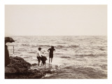 Deux hommes et 2 enfants se baignant entre les rochers de la Villa Salles à Beaulieu Giclee Print