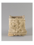 Vase cubique à filtre, avec trois orifices d'écoulement. Décor en relief sur les quatre faces Lámina giclée Vase cubique à filtre, avec trois orifices d'écoulement. Décor en relief sur les quatre faces Lámina giclée