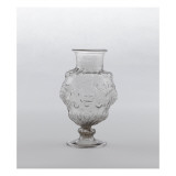 Vase sur pied à mufles de lion Giclee Print