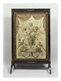 Ecran pare-feu : feuille d'écran en satin brodé d'un vase à l'antique de fleurs posé sur un reproduction procédé giclée