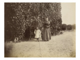 Femme et petite fille devant la tour ancienne du château de Madron Giclée-tryk af Gustave Eiffel Femme et petite fille devant la tour ancienne du château de Madron Giclée-tryk af Gustave Eiffel