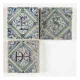 Ensemble de trois carreaux de pavement, provenant de la chapelle du château d'Oiron, avec un Reproduction procédé giclée