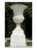 vue du parc: Allée Royale ou Tapis-Vert : allée du nord: vase colossal de f Giclée-Druck von Philibert Vigier