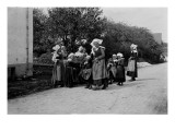 Jeunes femmes en costume traditionnel à Pont-Aven reproduction procédé giclée