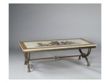 Table basse et rectangulaire formée d'un dessus de marbre et d'un piètement avec deus X courbes reproduction procédé giclée