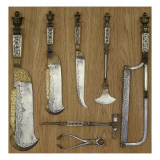 7 pièces d'une trousse de veneur (2 couperets, 1 scie, 1 marteau tire-bouchon, 1 hachette Reproduction procédé giclée