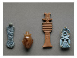 Amulettes : contrepoids en faïence ; coeur en cornaline, pillier djed en faïence ; bouquet en reproduction procédé giclée