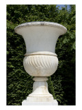 vue du parc: Allée Royale ou Tapis-Vert : allée du nord: vase colossal de f Giclée-Druck von Philibert Vigier