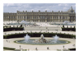 Vue extérieure et aérienne du château de Versailles, côté jardins : la façade du château Giclee Print