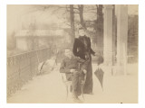 Jeune femme debout à côté d'un jeune garçon assis sur un siège en métal, sur terrasse du Clos Reproduction procédé giclée par Gustave Eiffel