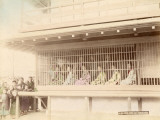 Young Ladies in a Tea House in Yokohama (Japan) Lámina fotográfica por Felice Beato Young Ladies in a Tea House in Yokohama (Japan) Lámina fotográfica por Felice Beato