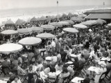 Café Terrace in Deauville, France (1948) Fotografie-Druck