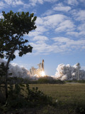 Space Shuttle Atlantis Lifts Off from its Launch Pad at Kennedy Space Center, Florida Lámina fotográfica
