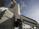Space Shuttle Endeavour on the Launch Pad at Kennedy Space Center, Florida Lámina fotográfica