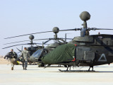 Oh-58D Kiowa Warrior Helicopters Parked at Camp Speicher, Iraq Lámina fotográfica