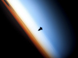 Silhouette of Space Shuttle Endeavour over Earth's Colorful Horizon - Fotografik Baskı Silhouette of Space Shuttle Endeavour over Earth's Colorful Horizon - Fotografik Baskı