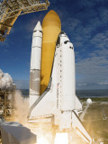 Space Shuttle Atlantis Lifts Off from its Launch Pad at Kennedy Space Center, Florida Lámina fotográfica Space Shuttle Atlantis Lifts Off from its Launch Pad at Kennedy Space Center, Florida Lámina fotográfica