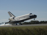 Space Shuttle Atlantis Touches Down at Kennedy Space Center, Florida Lámina fotográfica