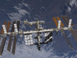 International Space Station in Orbit Above the Earth Lámina fotográfica