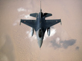 An Emirati F-16 Disconnects from a Kc-10A Extender after Refueling During a Multinational Exercise Lámina fotográfica An Emirati F-16 Disconnects from a Kc-10A Extender after Refueling During a Multinational Exercise Lámina fotográfica